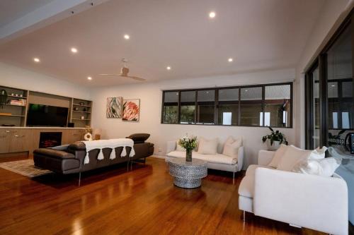 Kilaben Bay Apartment | Discover The Emerald Bower - Steps from the Lake