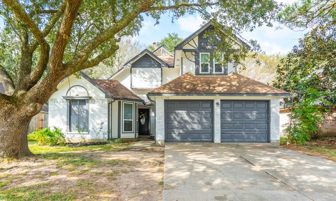 Friendswood House | Top-Rated The Emerald Cottage with Hot Tub & Pet-Friendly Stays