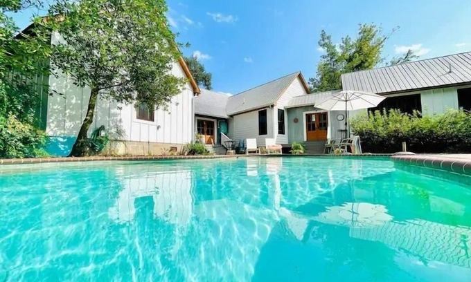 Oxford House | Experience The Empty Nest: A Cozy Farm Stay Retreat