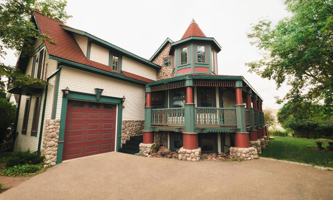 Drumheller House | Enchanting River Cottage with Jacuzzi & Ocean Views