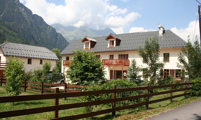 Le Bourg-d'Oisans House | Ideal Cycling and Skiing Retreat at The End Barn, Ferme Noemie