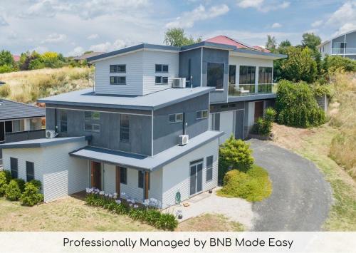 Calare House | Discover The Entertainer: 5 Bed Retreat with Pet-Friendly Perks