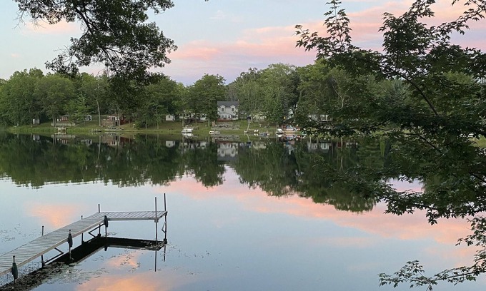 Harrison Cottage | Family-Friendly Lakefront Cottage with Free Kayaks & WIFI