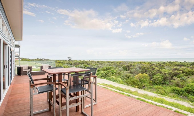 Cape Jaffa House | Escape to Breathtaking Views and Family-Friendly Comfort