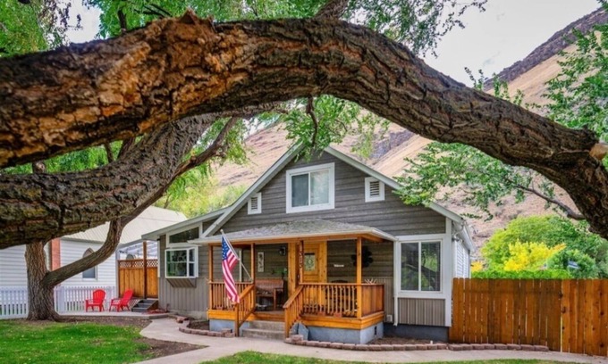 Riggins House | Discover The Estate on Main St. - Ideal for Family Gatherings