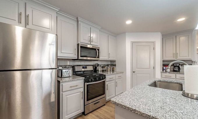 North by Northwest House | Experience The Evanston: Family-Friendly Getaway with Kitchen