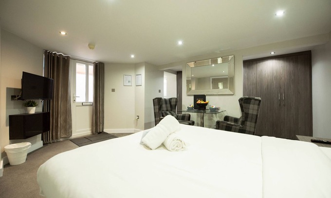 Reading Apartment | Top-Rated Executive Studio with Kitchen & Accessibility