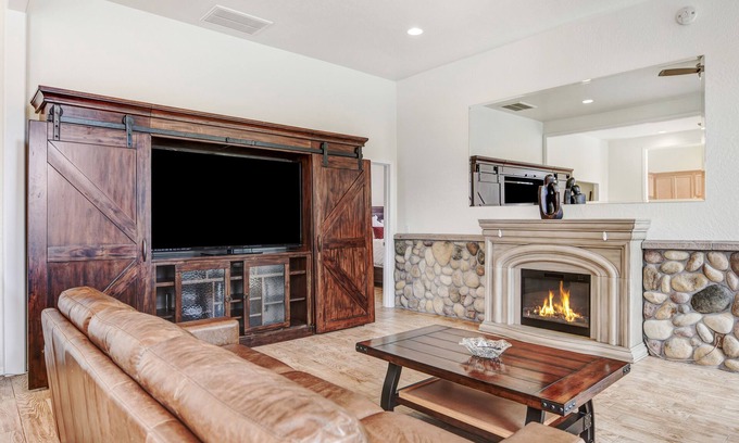 Murphy Apartment | Riverfront Executive Suite: Pet-Friendly Retreat Awaiting You!