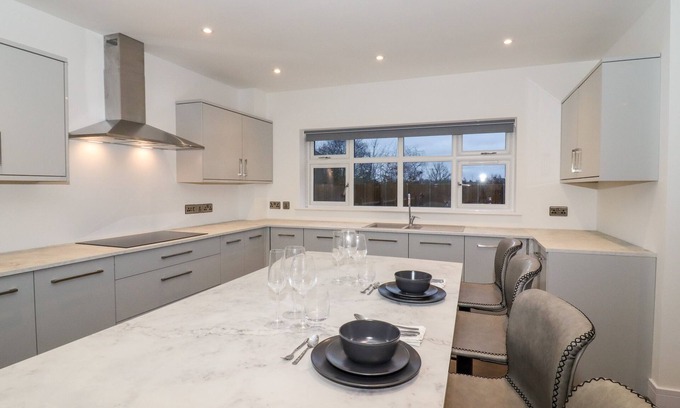 Newmarket House | Welcoming Exning Residence: Pet-Friendly Retreat in Newmarket
