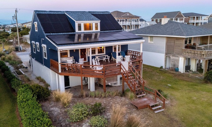 Atlantic Beach Cottage | Beachfront Exum Cottage with Ocean View & Pool Amenities