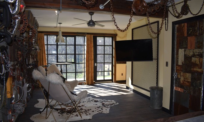 Asheville Apartment | Discover The Factory @ Utopia: Pool, Hot Tub & King Bed