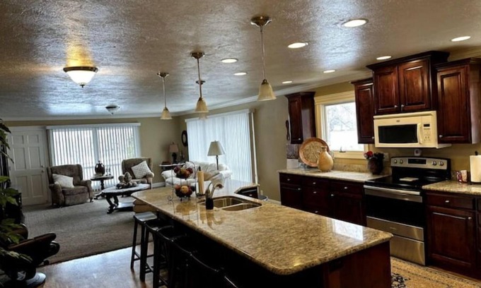 Pocatello House | Unforgettable Stay at The Fairway Place - Rated 9.8/10
