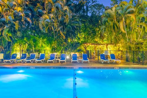 Palm River Estates Hotel | Relax at The Fairways Inn of Naples with Ocean Views