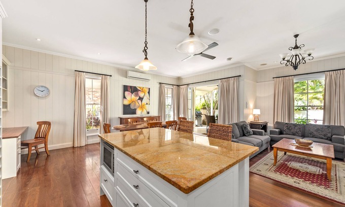 Wooloowin House | Family-Friendly Retreat in Wooloowin with Modern Amenities