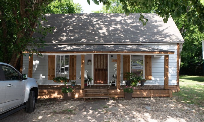McKinney House | Charming Farm House Retreat Near Downtown McKinney