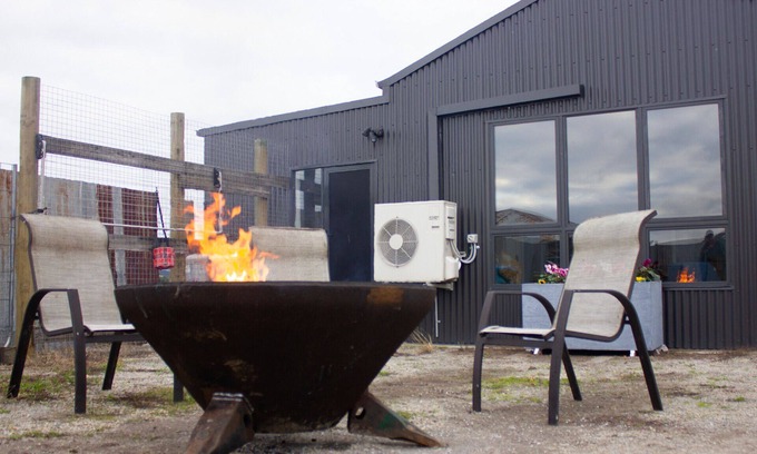 Pakenham South Bed & Breakfast | Cozy Getaway at The Farm - Pool, Breakfast & Family Friendly
