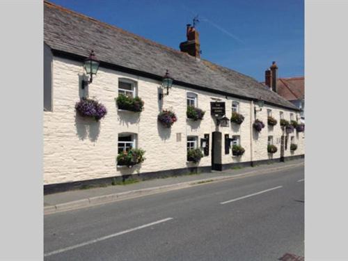 St Merryn Bed & Breakfast | Cozy Getaway at The Farmers Arms - Pet Friendly & Breakfast Included