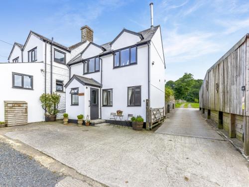 Lydford House | Charming Farmers Den: Pet & Child Friendly Retreat