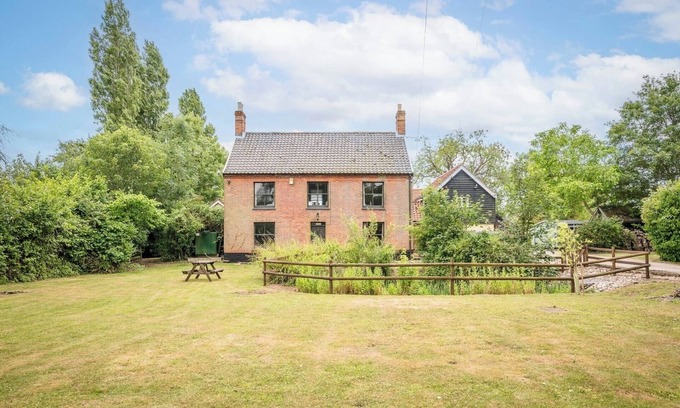 Framlingham House | Inviting Stay at The Farmhouse at Boundary Farm, Framlingham