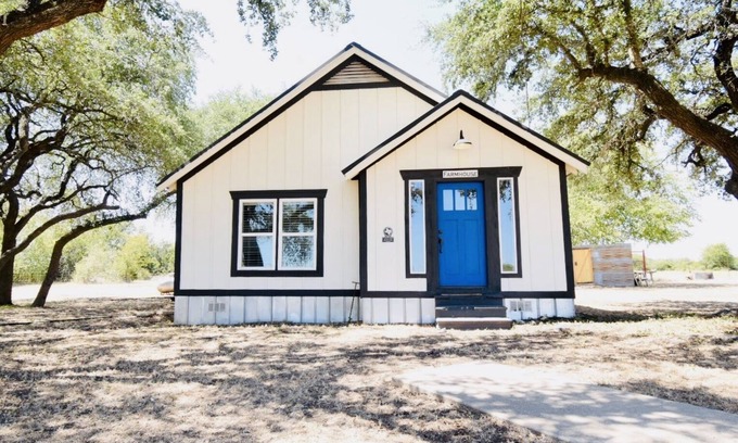 Valley Mills House | Guest Rated 10/10: The Farmhouse at Ollie Oaks Retreat