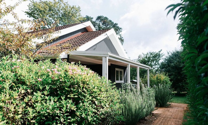 Avoca House | Cozy Retreat at The Farmhouse with Pet-Friendly Amenities