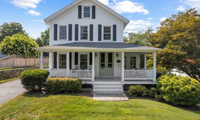 Mystic - New London House | Ideal Farmhouse in Downtown Mystic - Steps from Seaport