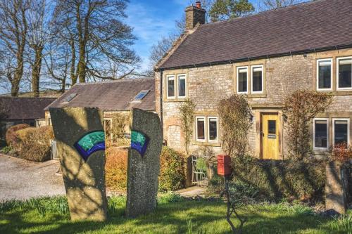 Crowdecote House | Inviting Farmhouse: 4-Star Stay with Cozy Fireplace