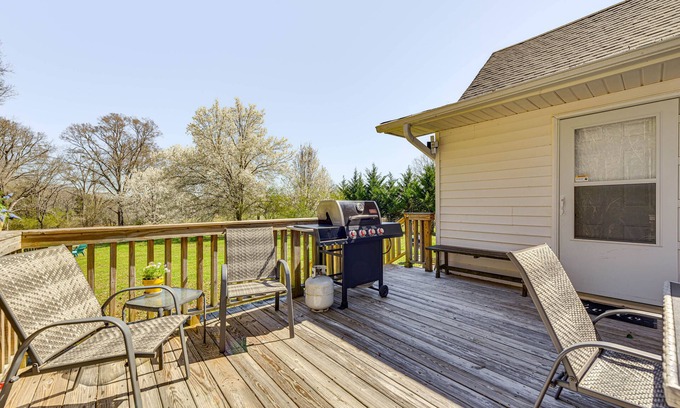 Fort Lawn House | Experience 'The Farmhouse' in Fort Lawn with Fire Pit & Deck