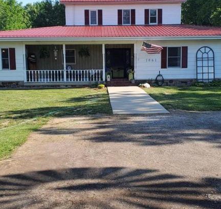 Nappanee Bed & Breakfast | Experience The FarmHouse Inn Bed and Breakfast, Rated 10/10