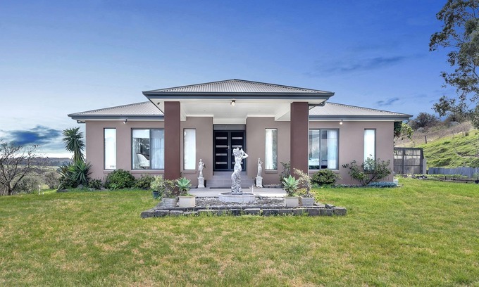 Narre Warren North House | The Farmstay at Narre Warren - Well-furnished farm stay home