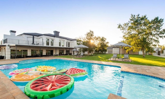 Potchefstroom Hotel | Discover The Feather Hill Boutique Hotel with Pool & Hot Tub
