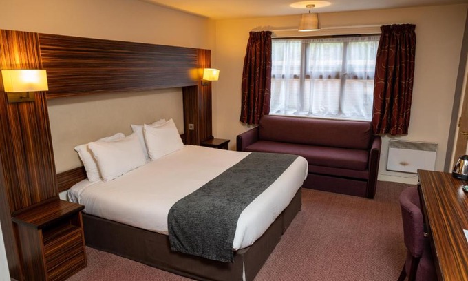 Blackburn House | Pet-Friendly Retreat at The Fernhurst by Greene King Inns