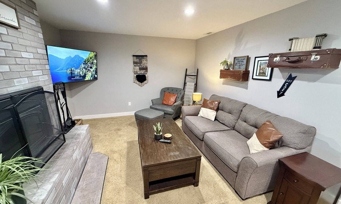 Tigard House | Pet-Friendly 2BR Retreat, Steps from Washington Square