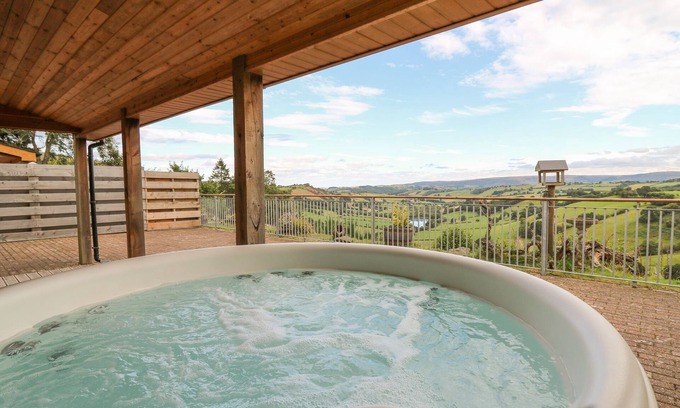 Llanidloes Cottage | Experience Comfort at The Firs: Spa & Family-Friendly Stay