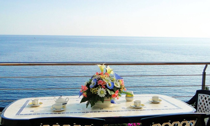 Llanca Apartment | Enjoy Oceanfront Bliss with Breakfast & Free WiFi