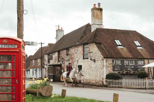 Brabourne Hotel | Guest Rated 9/10 at The Five Bells Inn with Breakfast