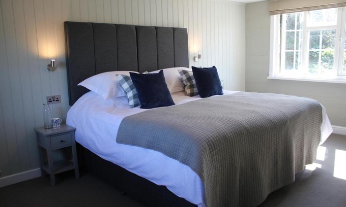 Helford Passage Bed & Breakfast | Experience The Five Pilchards Inn: Pet-Friendly Retreat