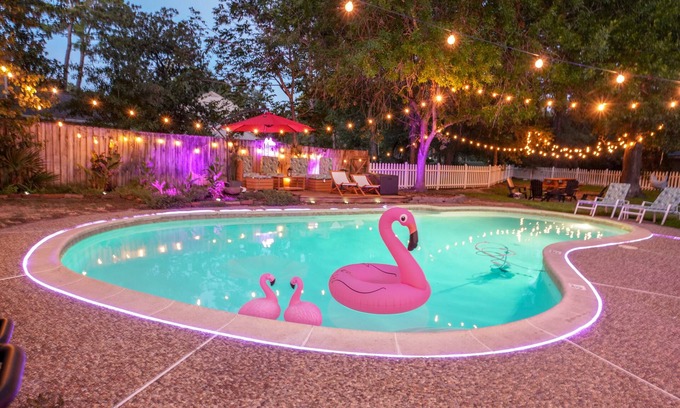 Conroe House | The Flamingo House: Family Retreat with Ocean Views