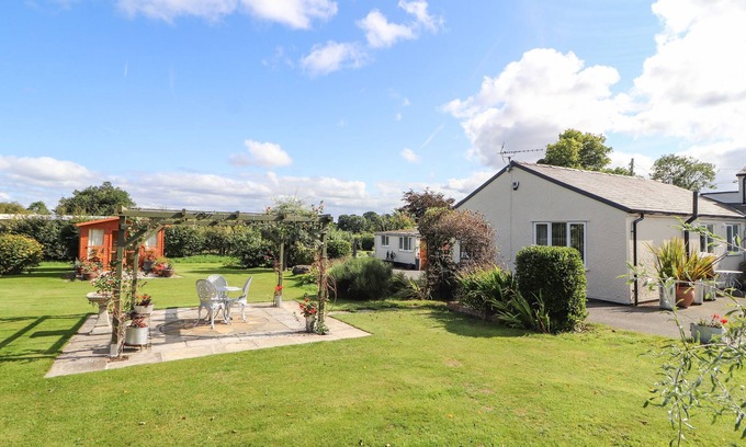 Treffynnon House | Enjoy The Flat at Bryn with Garden Access in Brynford