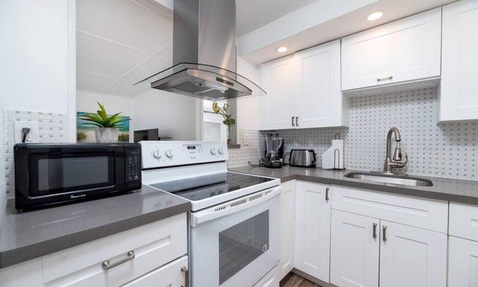 Riverside Park Apartment | Discover The Flats at Riverside Park #4 with Complimentary Breakfast