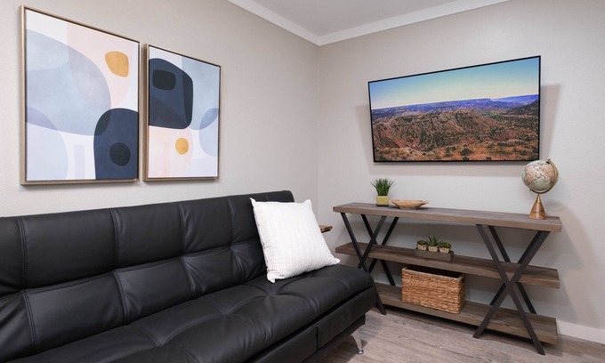 Canyon Apartment | Ideal Stay at The Flats Modern Apt, Steps from WTAMU