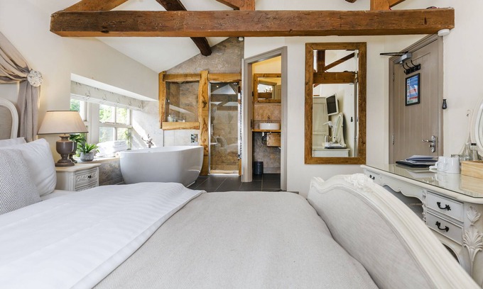 Barkisland House | Discover The Fleece Inn: Family-Friendly with Top Amenities