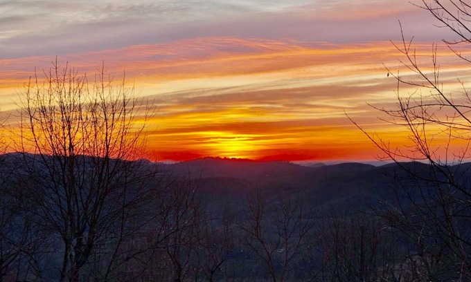 Seven Devils House | Experience The Flippin View: Pet-Friendly with Hot Tub