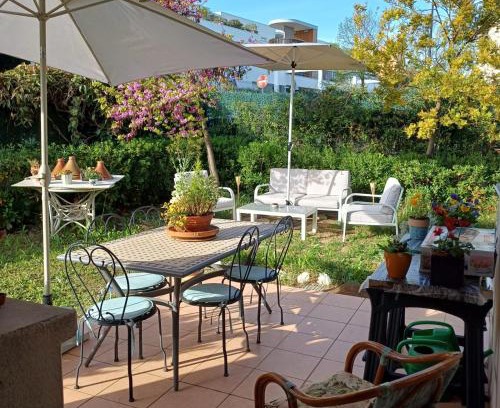 Malbosc House | Relaxing Flower Townhouse with Air Conditioning & Garden