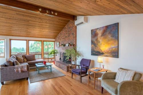 Mount Tabor Apartment | Explore The Flying Whale-Mount Tabor: 4-Star Family Escape