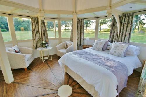 Stratton Strawless Apartment | Unique Glamping Experience at The Folly with Hot Tub