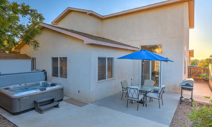 Nor Este House | Experience The Fontana: Hot Tub & Patio Bliss Awaits