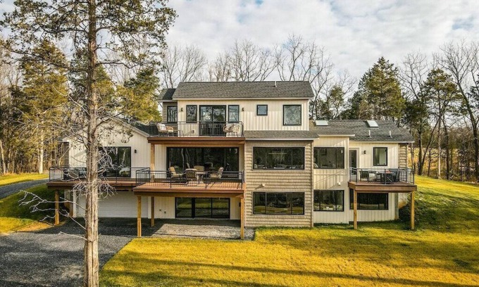 Front Royal House | Forest Glade House: Pet-Friendly Retreat with Spa & Kitchen