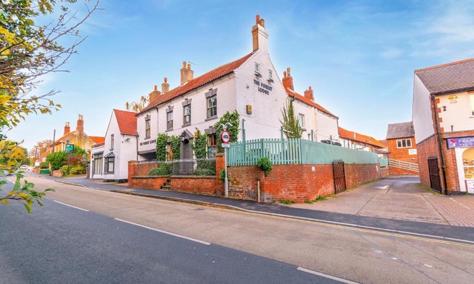 Edwinstowe Hotel | Comfortable Stay at The Forest Lodge with Family-Friendly Amenities