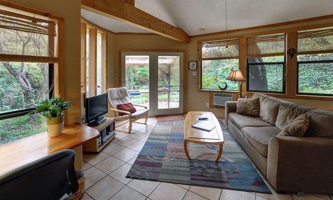 Travis Heights House | Forest Retreat: Your Tranquil Getaway Near SOCO & More
